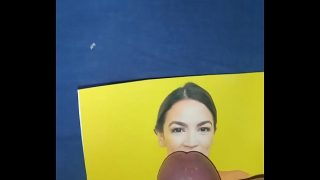 La mia appiccicosa sborra per la grande Alexandria Ocasio Cortez